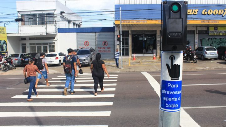 Semáforo é instalado para travessia de pedestres na entrada do T1 em Manaus