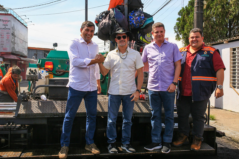 David e Wilson fiscalizam obras de asfaltamento na zona Norte de Manaus