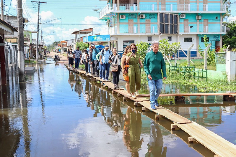 Arthur Virgílio visita moradores afetados pela cheia no Amazonas