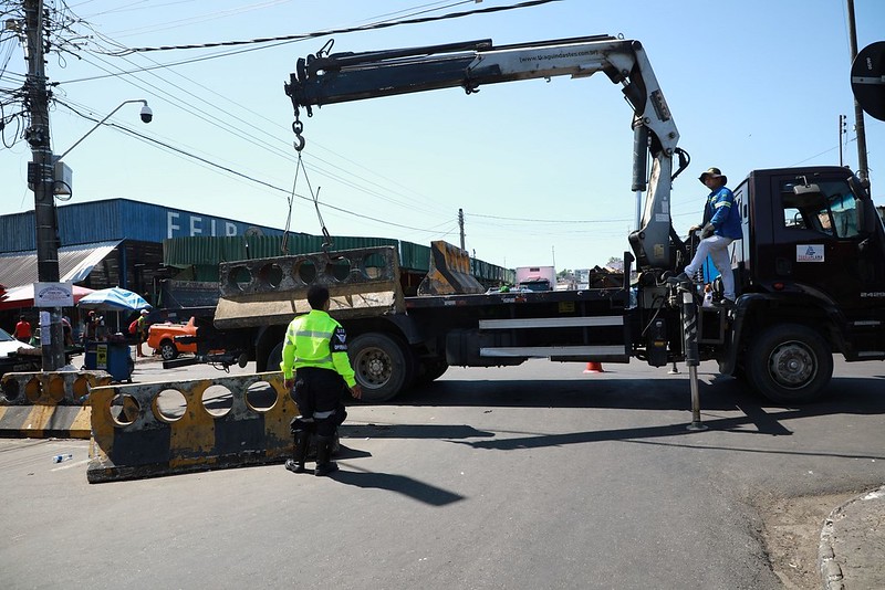Rua que estava interditava em Manaus devido a enchente é liberada para trânsito