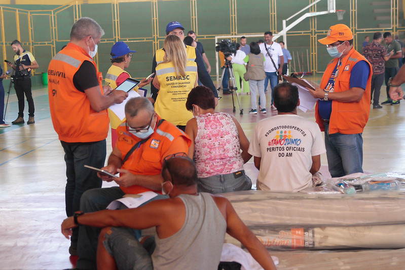Sobe para 17 o número de famílias atingidas por mega incêndio em Manaus