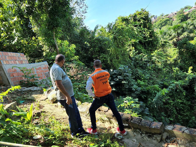 Seis casas correm risco de desabar após deslizamento de terra em Manaus