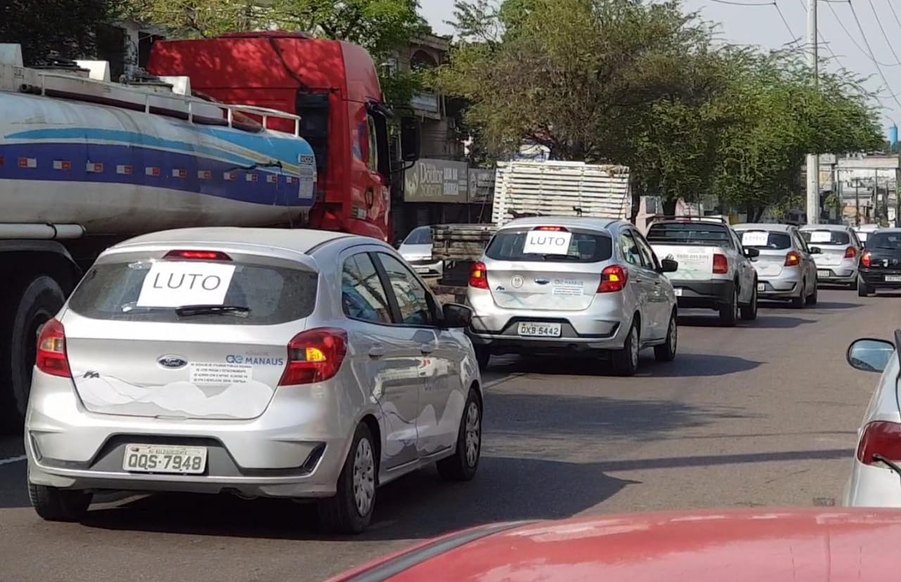 Funcionários da Águas de Manaus prestam homenagem a colega morto em assalto; vídeo