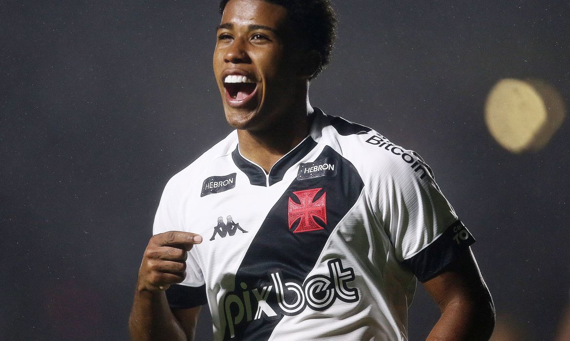 Chelsea anuncia contratação de ex-Vasco Andrey Santos