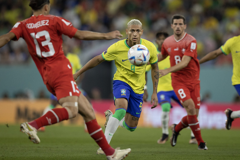 Golaço de Casemiro abre placar para o Brasil contra Suíça