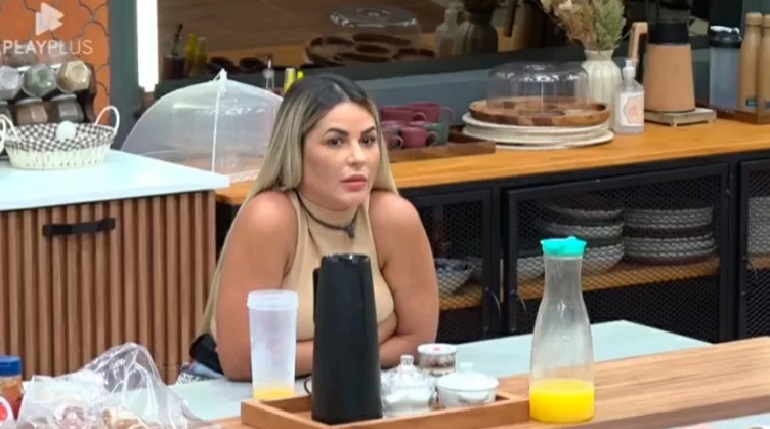 Sem saber de roça falsa, Deolane e Moranguinho detonam Babi