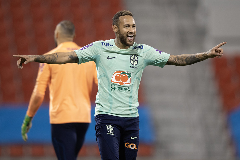 Neymar muda visual e adota platinado no retorno à Seleção na Copa do Mundo