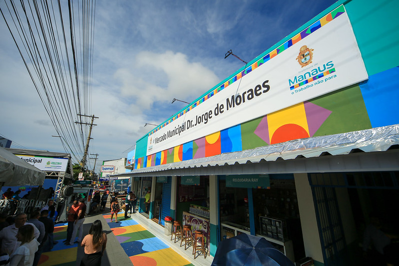 Prefeitura entrega mercado reformado em Manaus; outros 29 continuam em obras