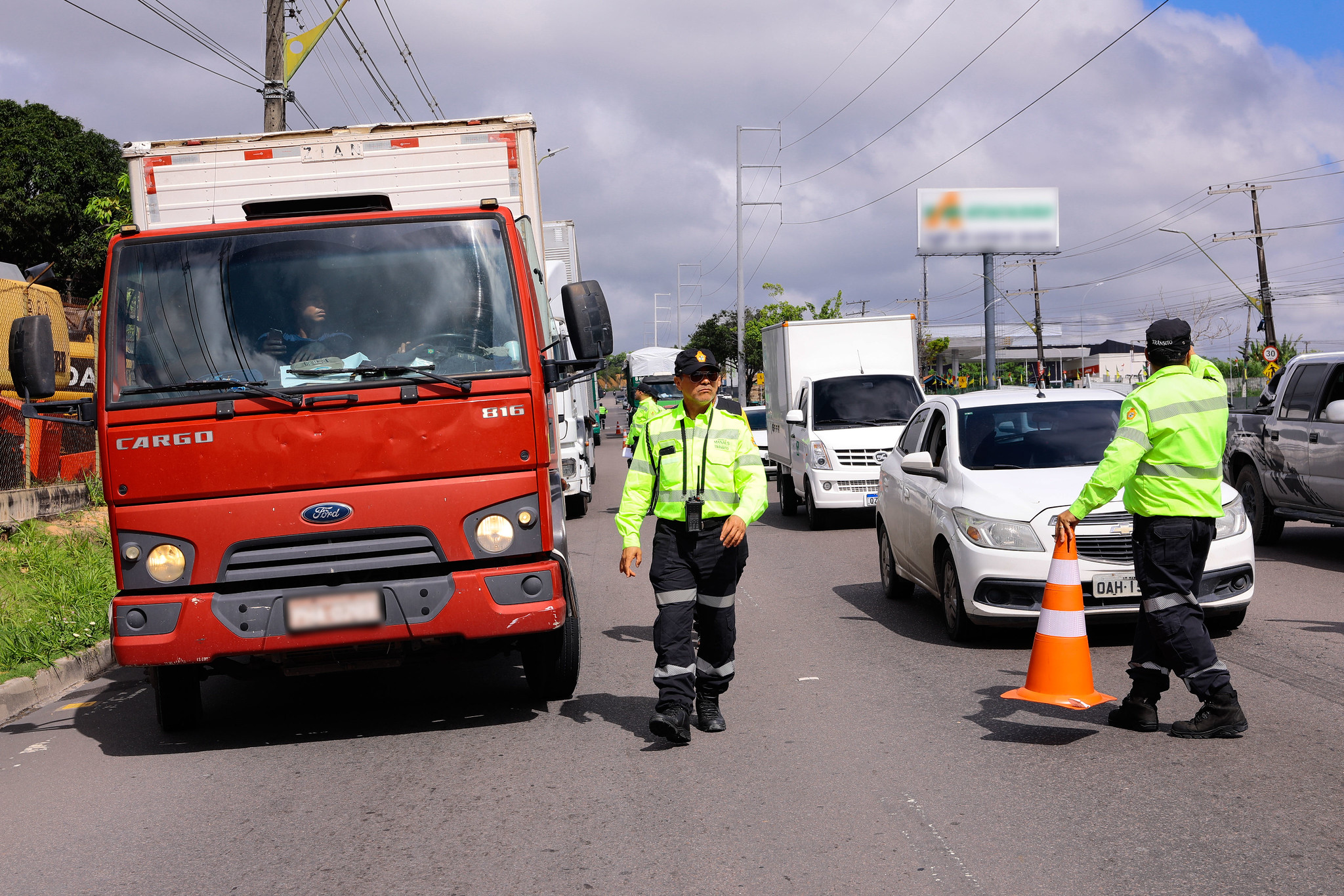 Fiscalização flagra motoristas com irregularidades e veículos são removidos em Manaus