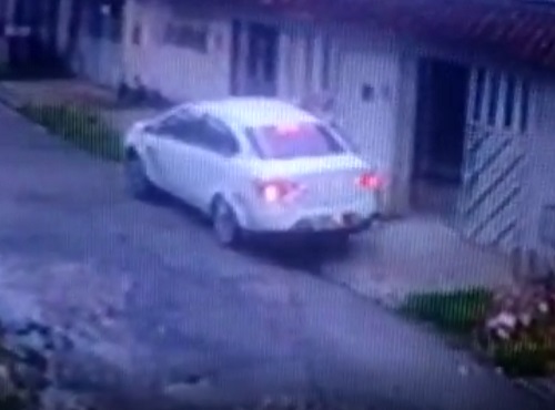 Vídeo mostra momento em que criminosos invadem vila e matam jovem em Manaus