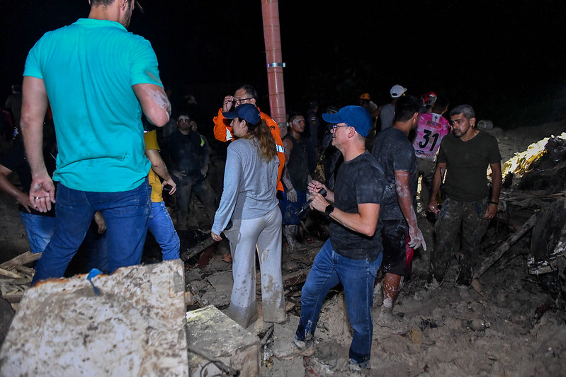 Prefeito David Almeida acompanha buscas por vítimas de tragédia em Manaus