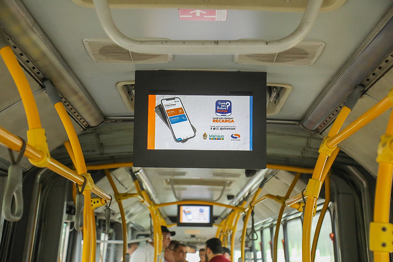 David Almeida anuncia instalação de televisores nos ônibus expressos de Manaus