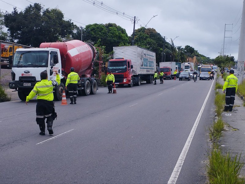 Mais de 30 motoristas são autuados durante operação ‘Carga Pesada’ em Manaus