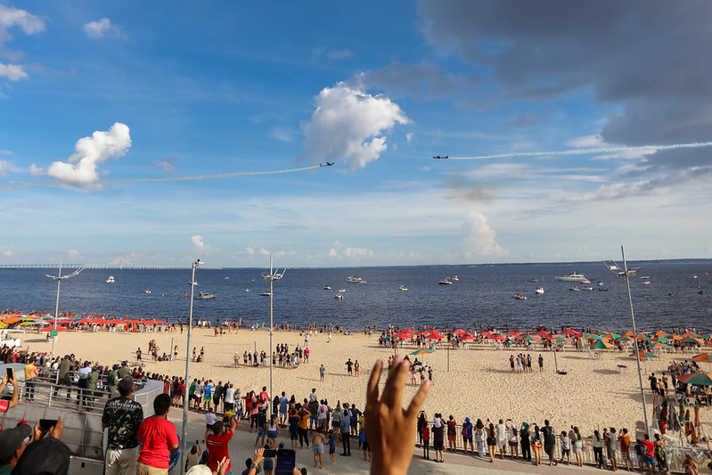 Esquadrilha da fumaça corta os céus de Manaus em surpreendente apresentação; veja fotos