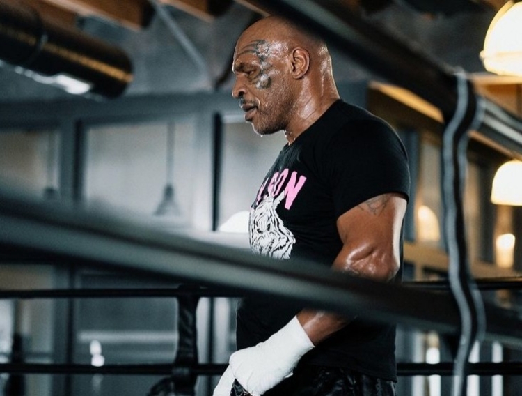 Mike Tyson sofre emergência médica durante voo para Los Angeles, diz jornal