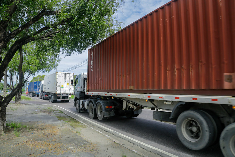 Operação retira 13 caminhões irregulares na zona Sul de Manaus
