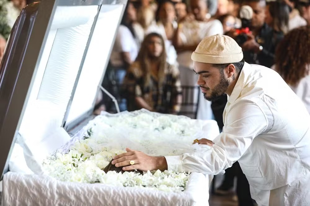 Francisco Gil se emociona em despedida da mãe e é acolhido por Alane Dias 