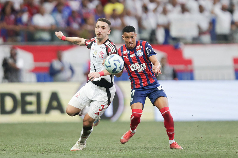 Com dois expulsos, Flamengo é superado pelo Bahia e perde liderança para o Palmeiras