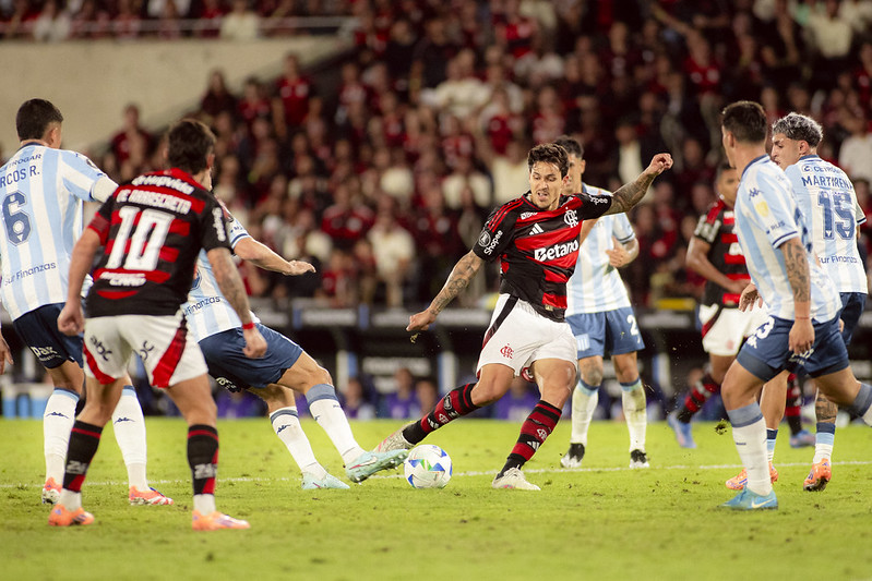 Com gol no fim, Flamengo vence Racing e abre vantagem na semifinal da Libertadores