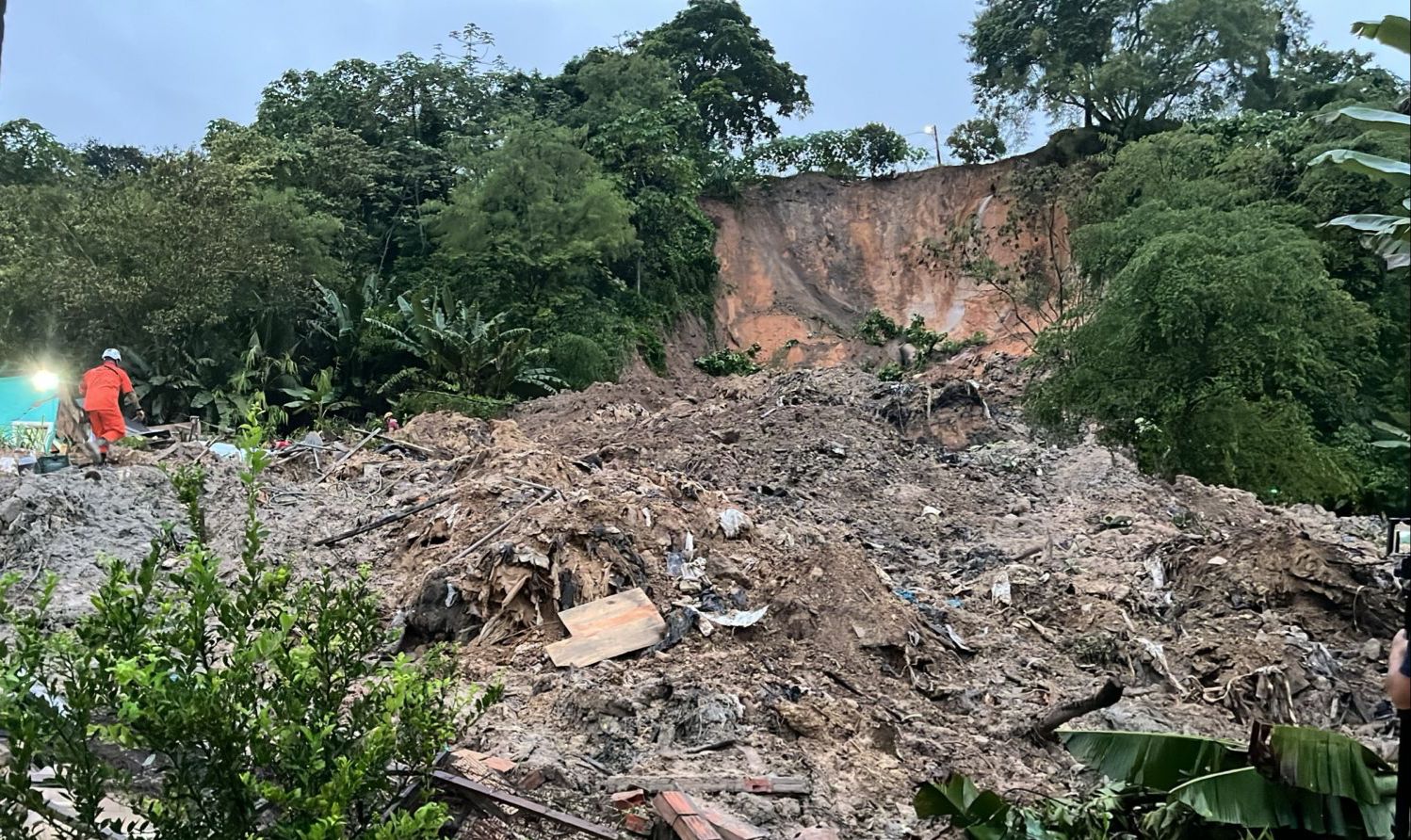 Desabamento de barranco causa soterramento de seis pessoas em Manaus