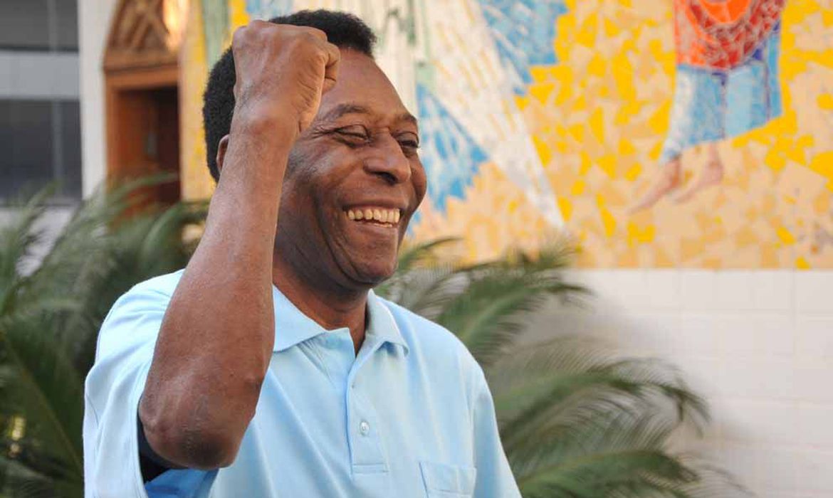 Pelé recebe alta após internação para tratamento de tumor