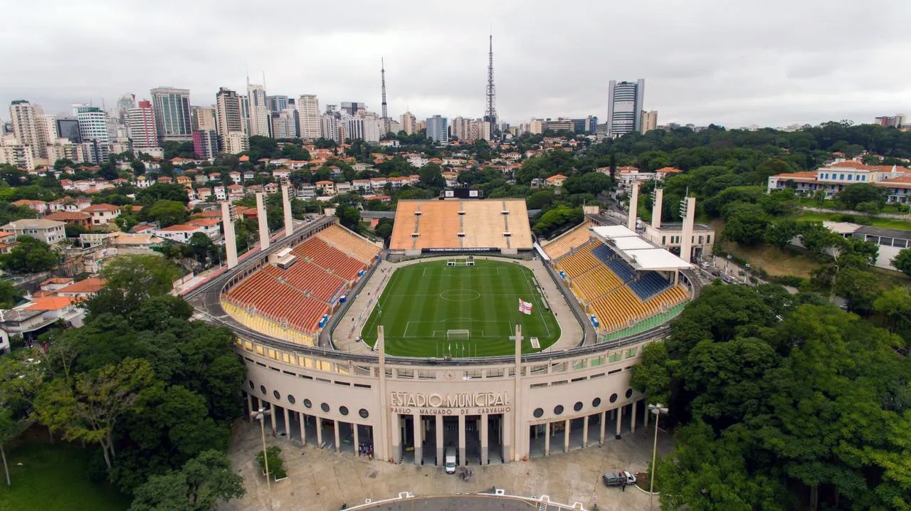 Concessionária instala grama sintética no Estádio do Pacaembu e gera polêmica