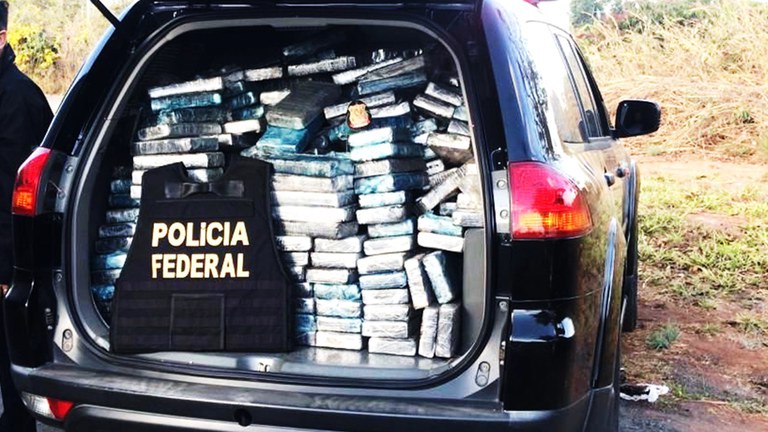 PF apreende 360kg de drogas em fundo falso de caminhão