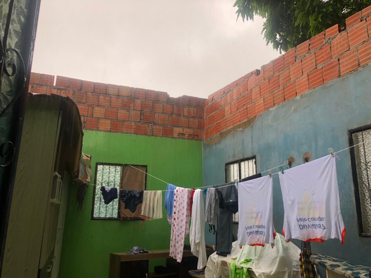 Família implora por ajuda após telhado de casa ser arrancado com chuva em Manaus