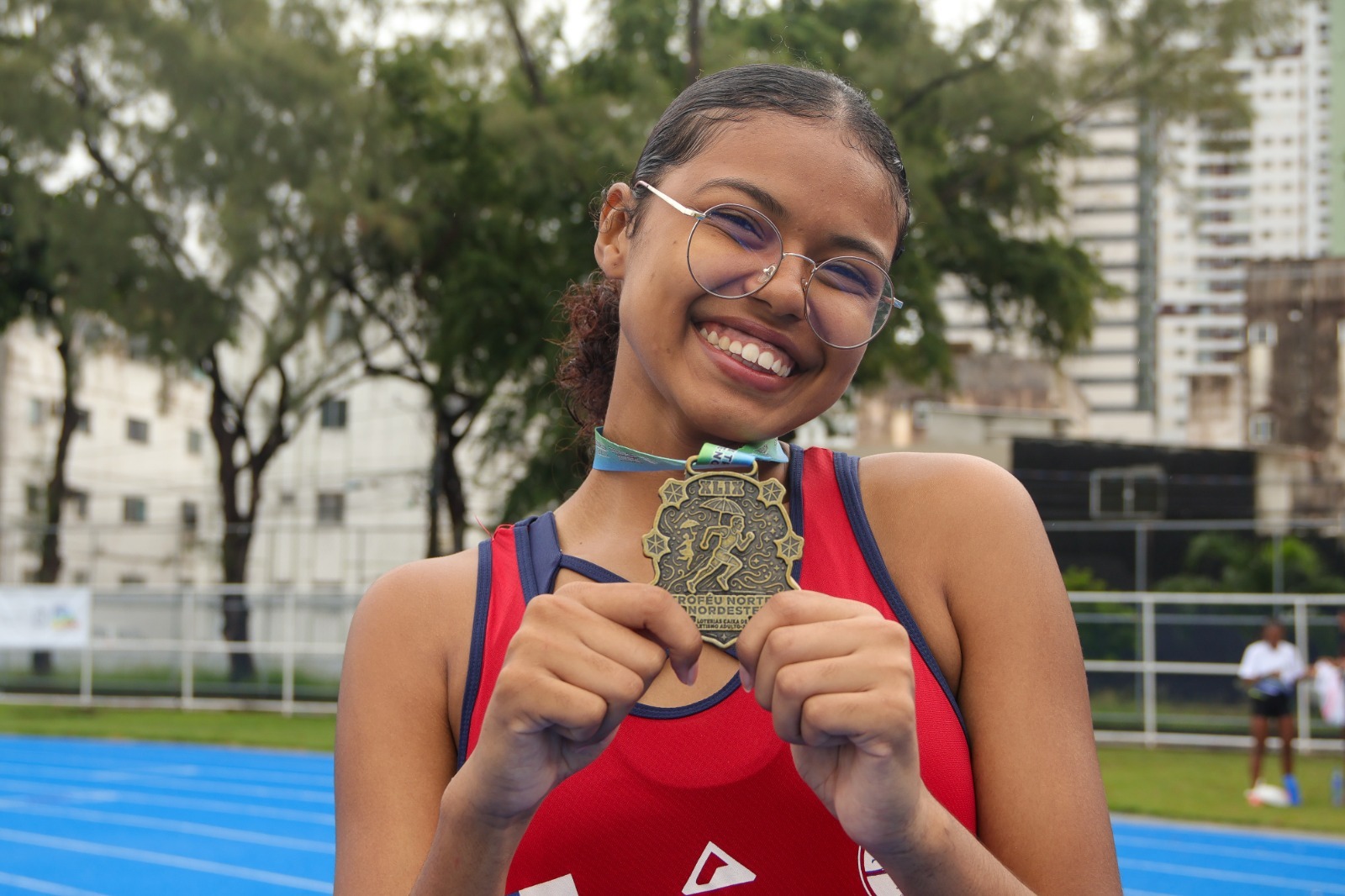 Atleta revelada na Vila Olímpica se destaca no salto em altura e mira Seleção Brasileira