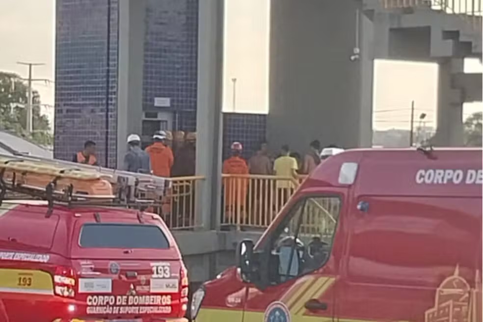Passageiros ficam presos em elevador de parada de ônibus de Manaus