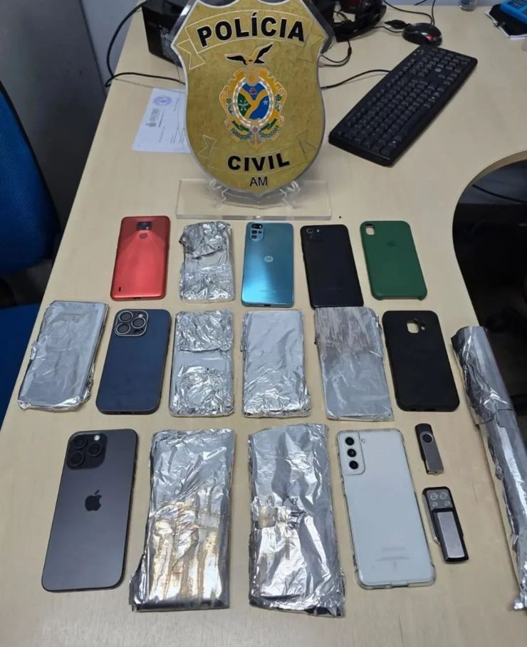 Suspeitos presos com celulares roubados tinham ‘truque’ para evitar rastreamento em Manaus