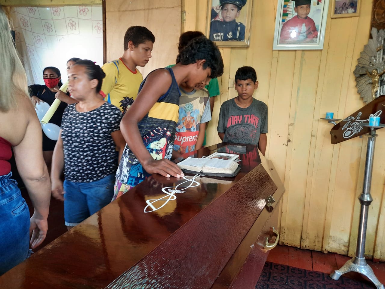 Protestos marcam enterro de menino de 12 anos morto no Cacau Pirêra