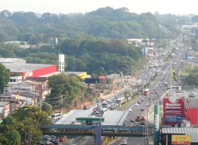 Carro capotado paralisa trânsito nas avenidas Torquato Tapajós e Mário Ypiranga