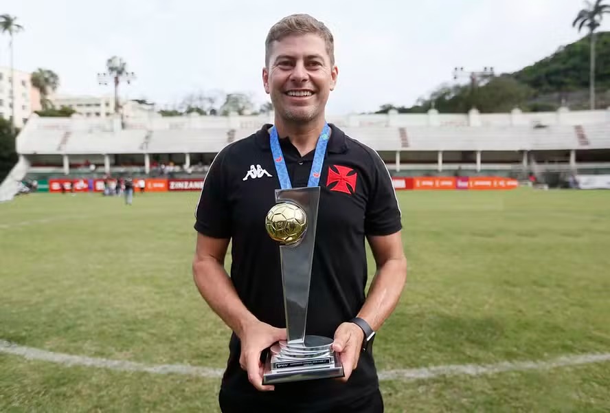Novo técnico interino do Vasco é colecionador de títulos na base