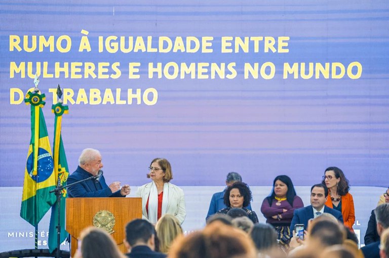 Lei que determina igualdade salarial entre homens e mulheres é sancionada
