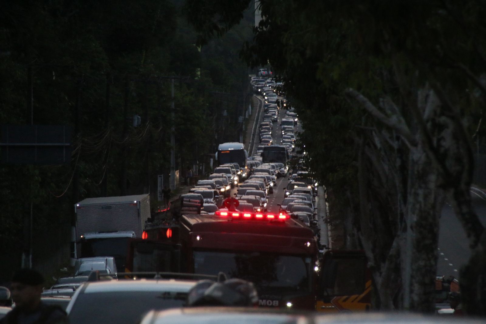 Acidente que matou dois na avenida do Turismo deixa trânsito parado