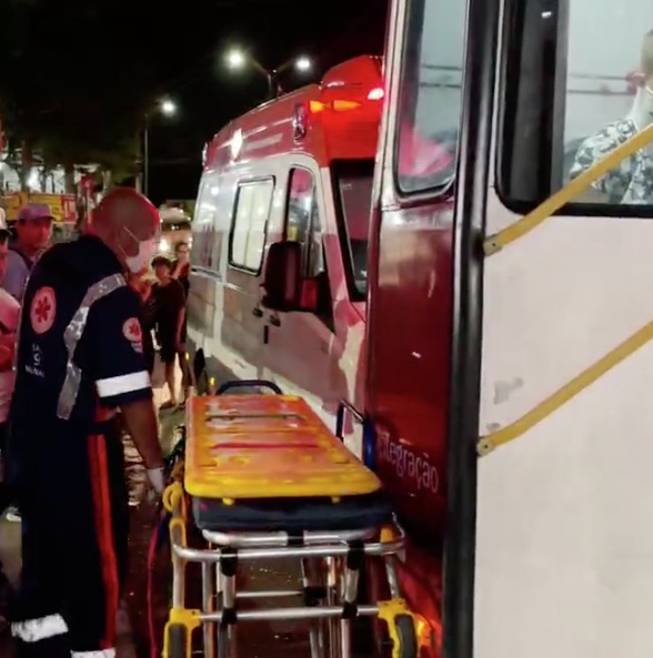 Passageiro é pisoteado por bandidos durante assalto ao ônibus da linha 650 em Manaus