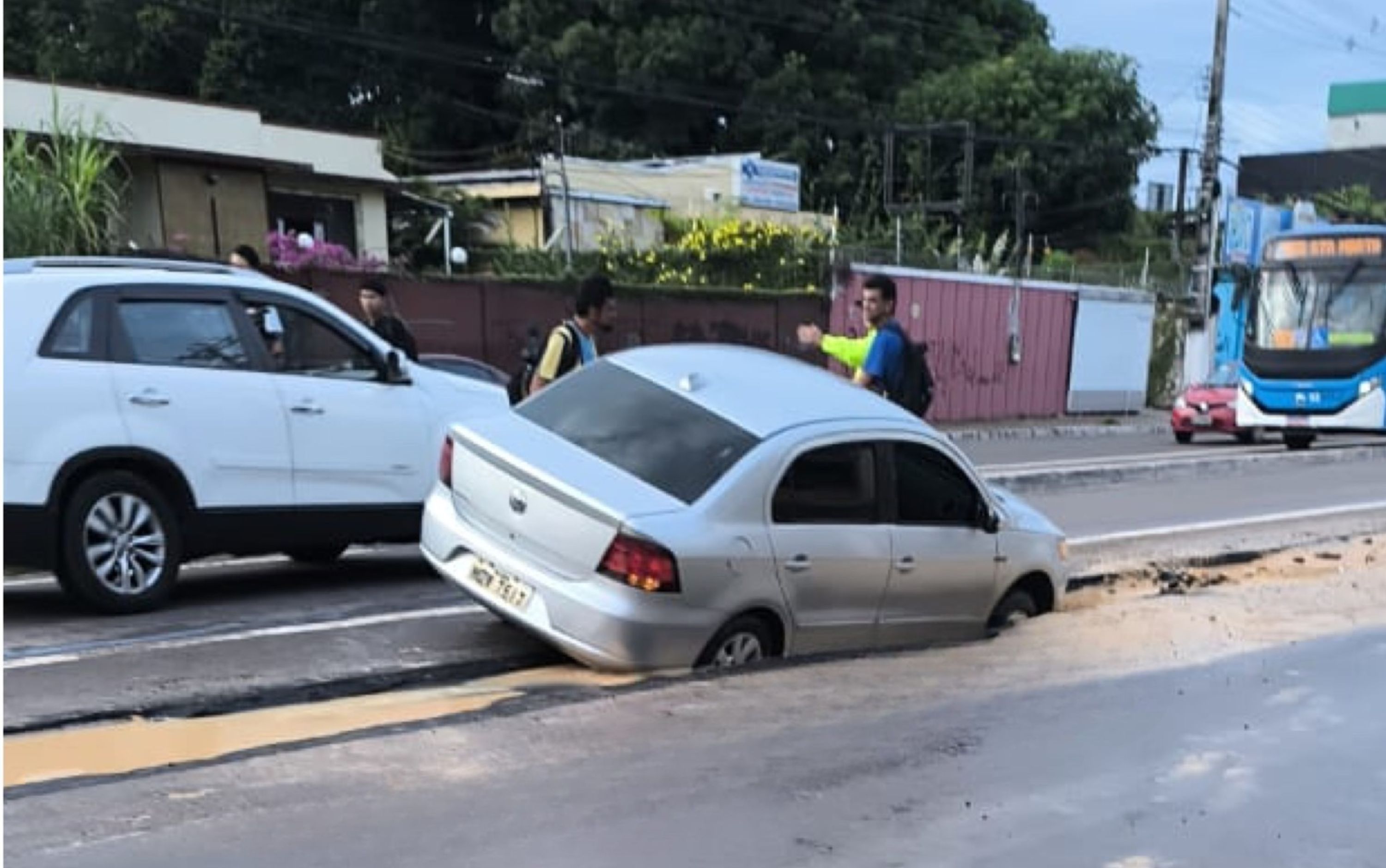 Acidente com carro em canteiro de obras deixa Constantino Nery congestionada
