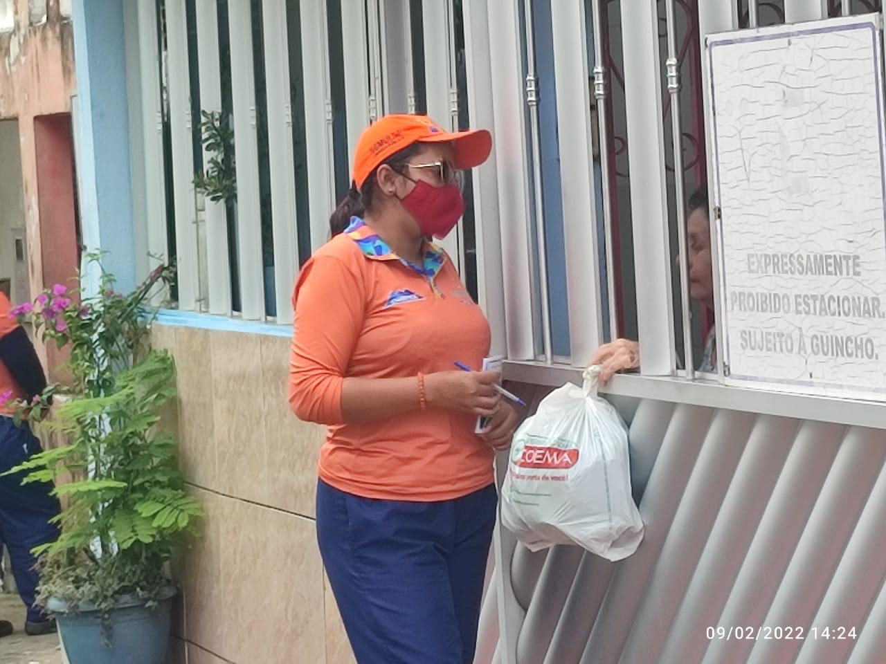 Moradores que descartam lixo nas ruas em Manaus são alvos de ação da prefeitura