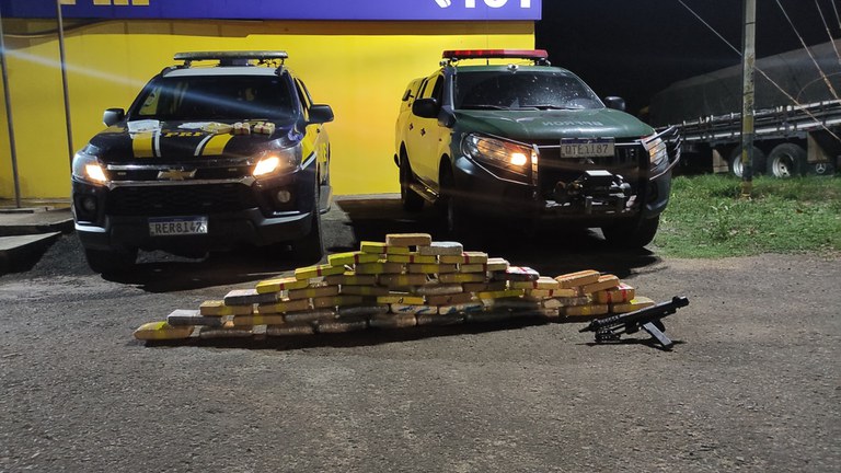 Caminhoneiro aproveita distração da polícia e foge; drogas e submetralhadora são apreendidas