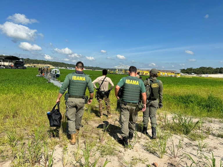 Balsas usadas em garimpo ilegal são destruídas em operação em Manaus