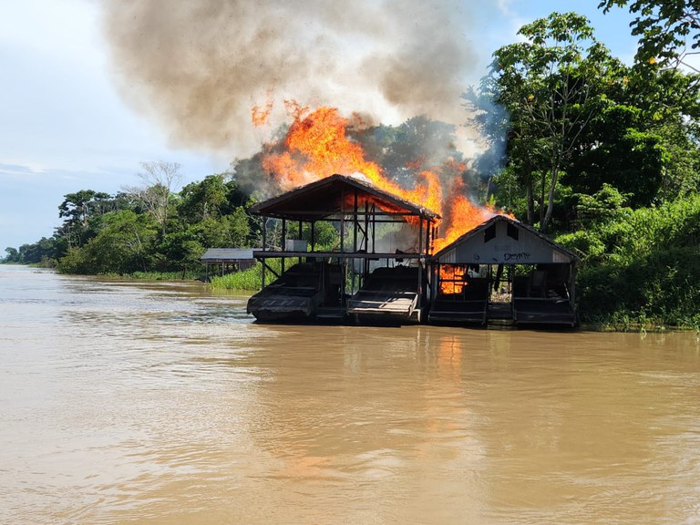 Operação da PF destrói 52 dragas usadas por garimpeiros ilegais no Rio Madeira