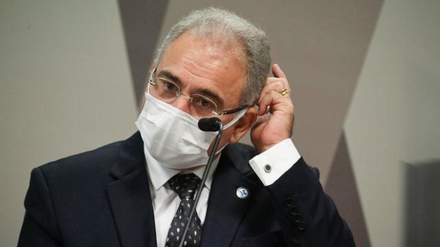 Queiroga contraria Bolsonaro e fala em vacinar população antes de desobrigar uso de máscaras