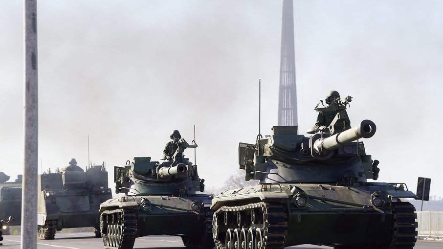 Desfile militar virou chacota em 93% dos posts nas redes sociais, diz pesquisa