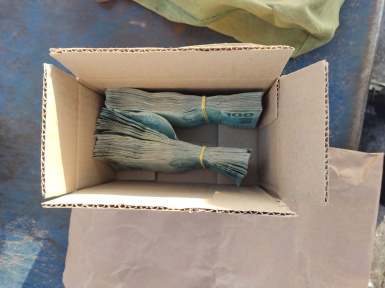 PF prende 4 pessoas com mais de R$ 78 mil que seriam usados na compra de votos no Amazonas