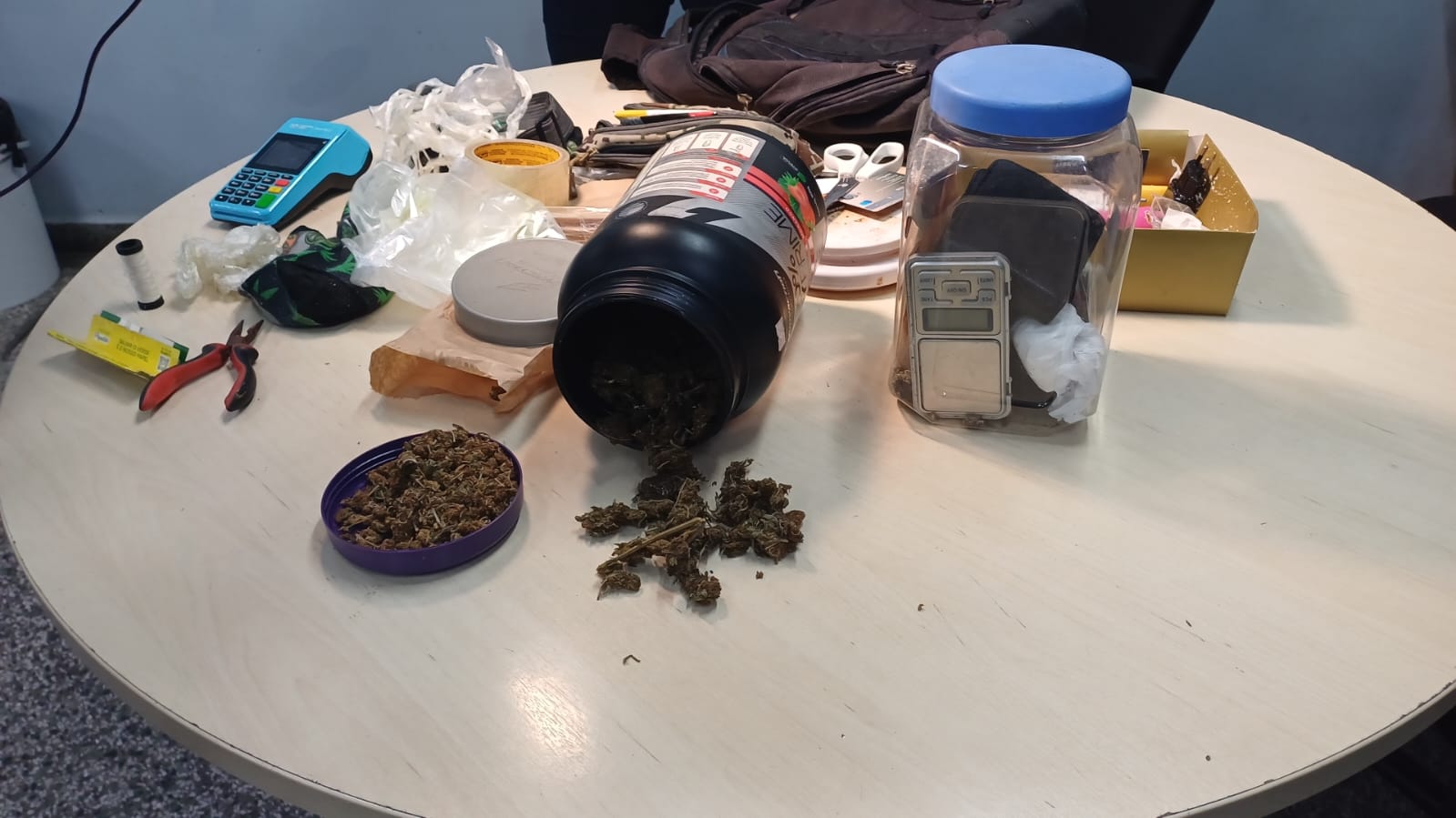 Traficante é preso com máquina de cartão de crédito ao vender drogas no Nova Esperança 