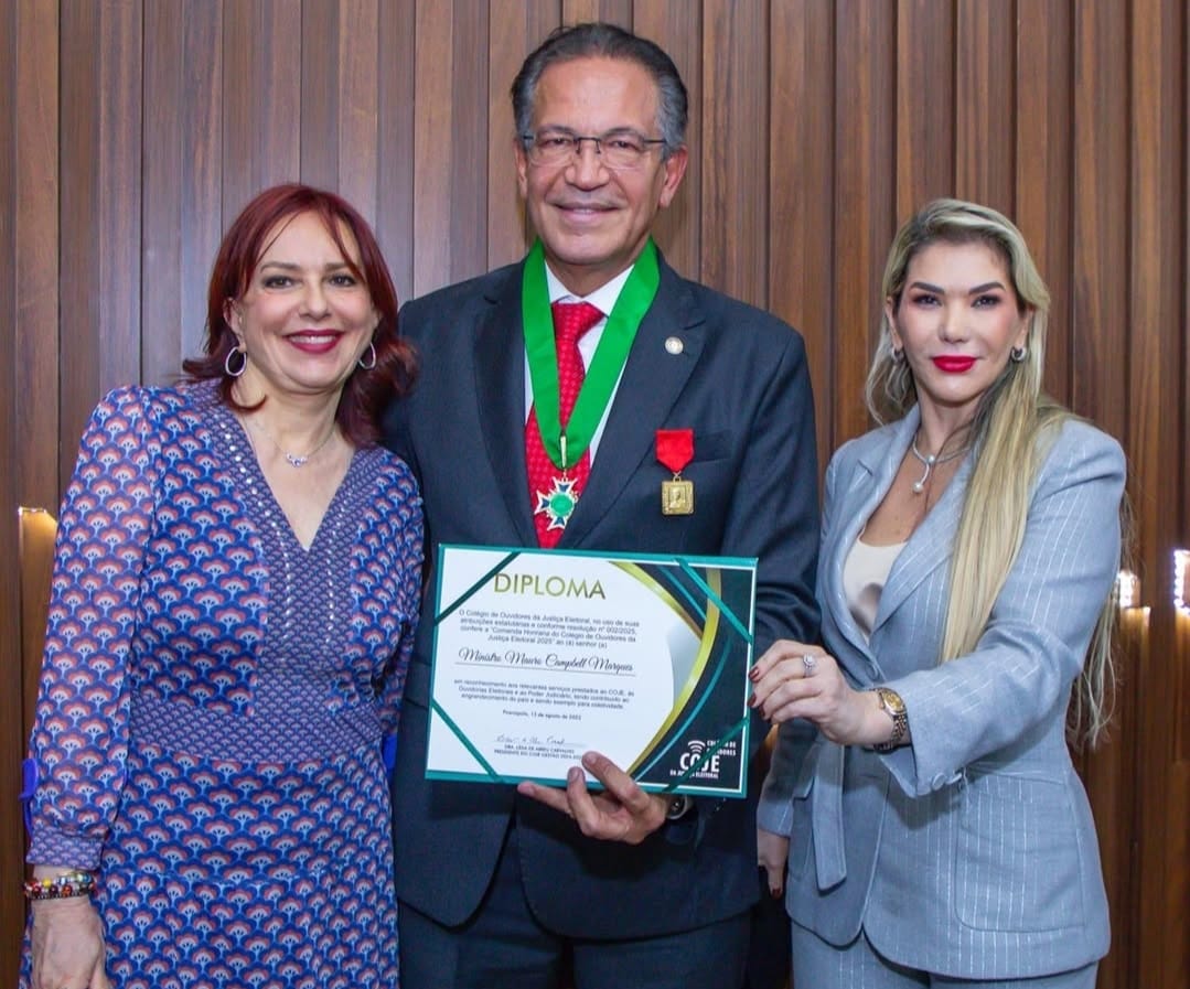 Ministro Mauro Campbell recebe Comenda de Honra do Colégio de Ouvidores e TRE-AM