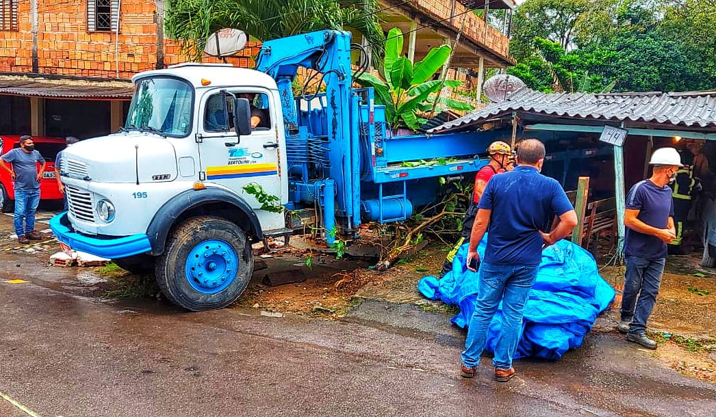 Caminhão invade casa após acidente em Manaus