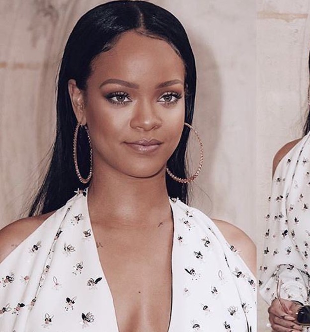 Rihanna é flagrada com milionário em clima quente dentro de piscina