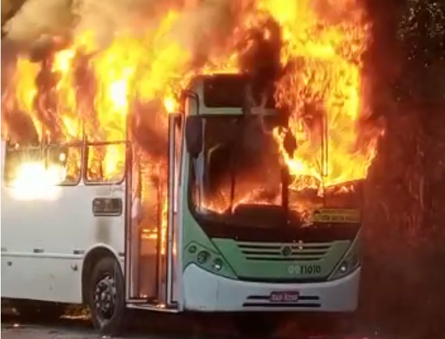 Quatorze ônibus são queimados durante ataques de facções em Manaus  